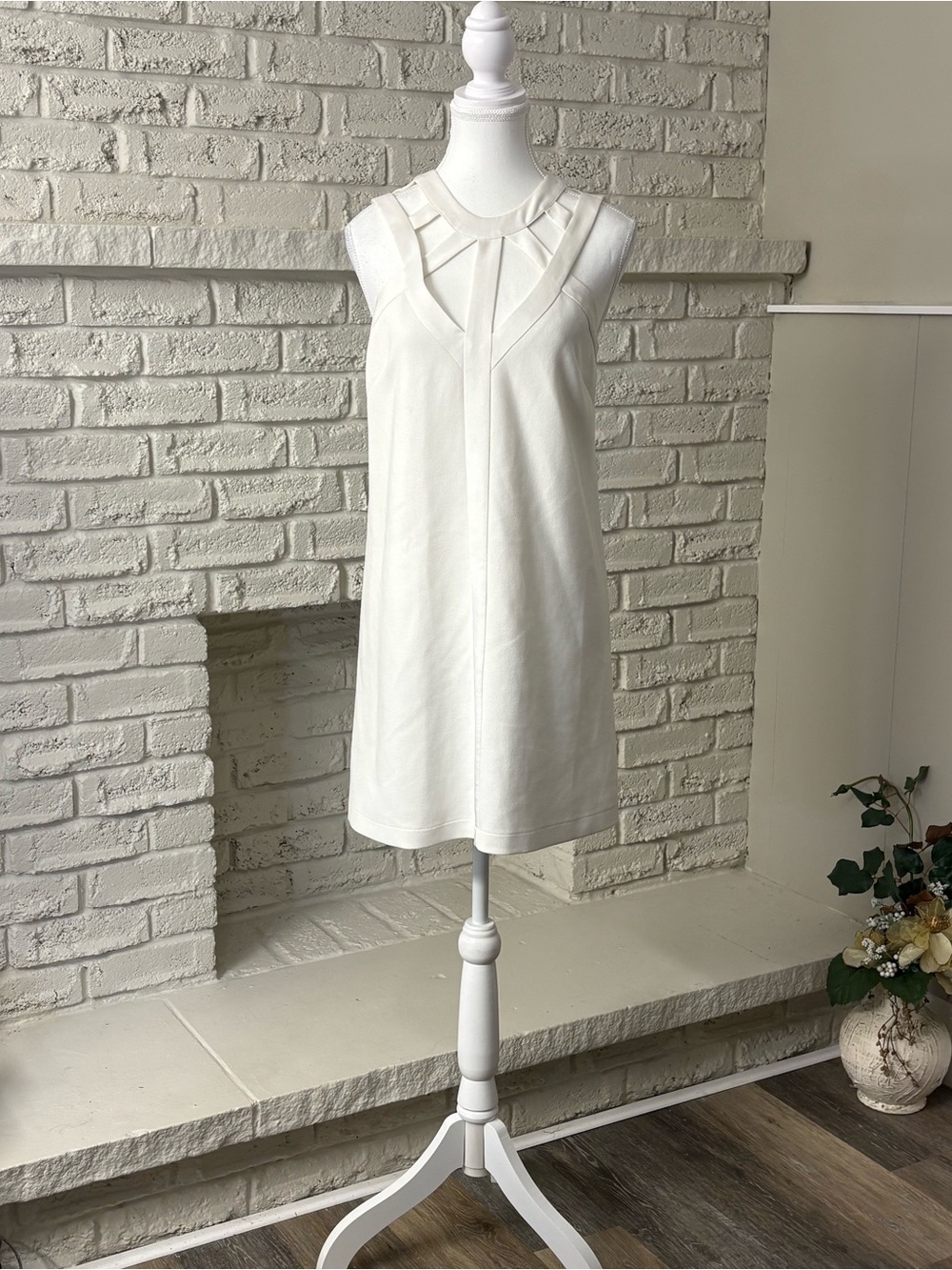 BCBGMAXAZRIA White Strappy Cage Cutout Neckline Shift Mini Dress XXS
